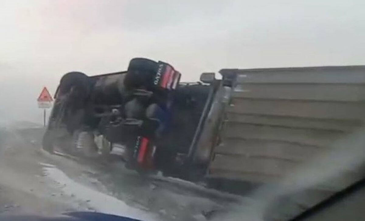 Пьяный водитель опрокинулся на большегрузе в Абайской области