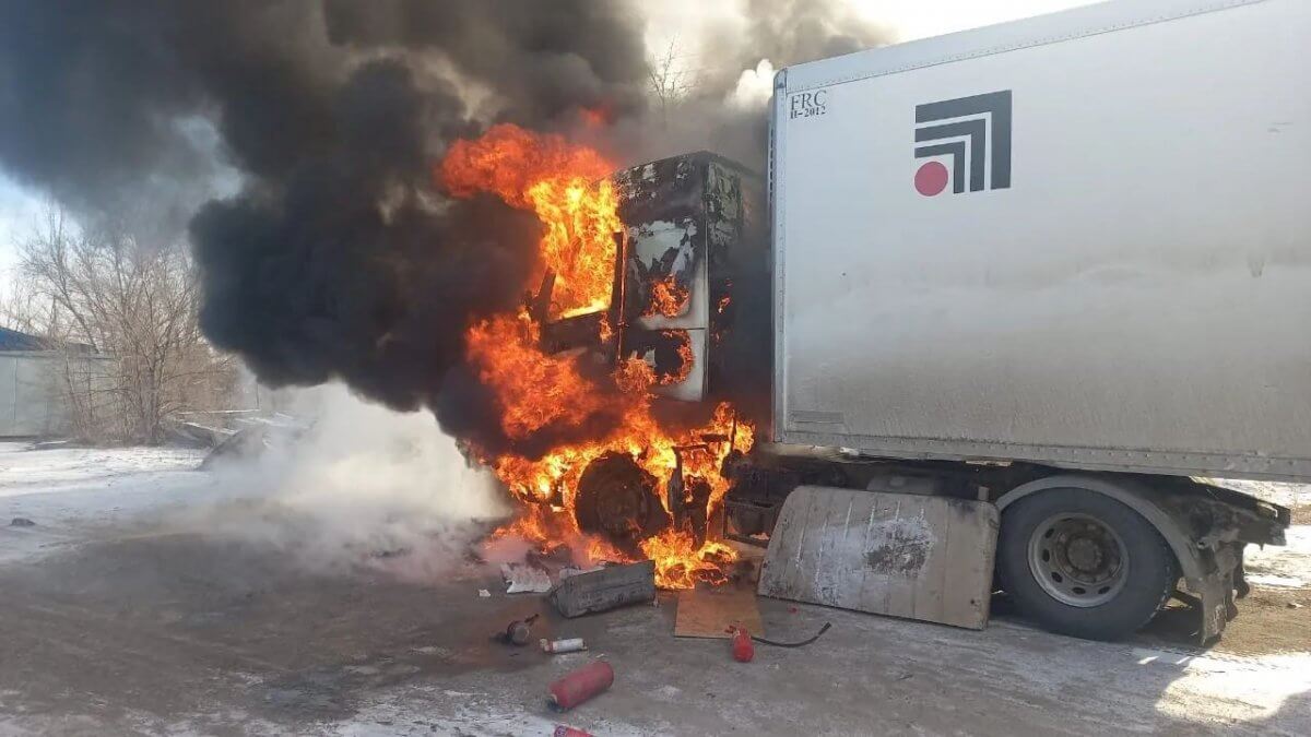 Отогревали паяльной лампой: фура загорелась в Семее (ВИДЕО)
