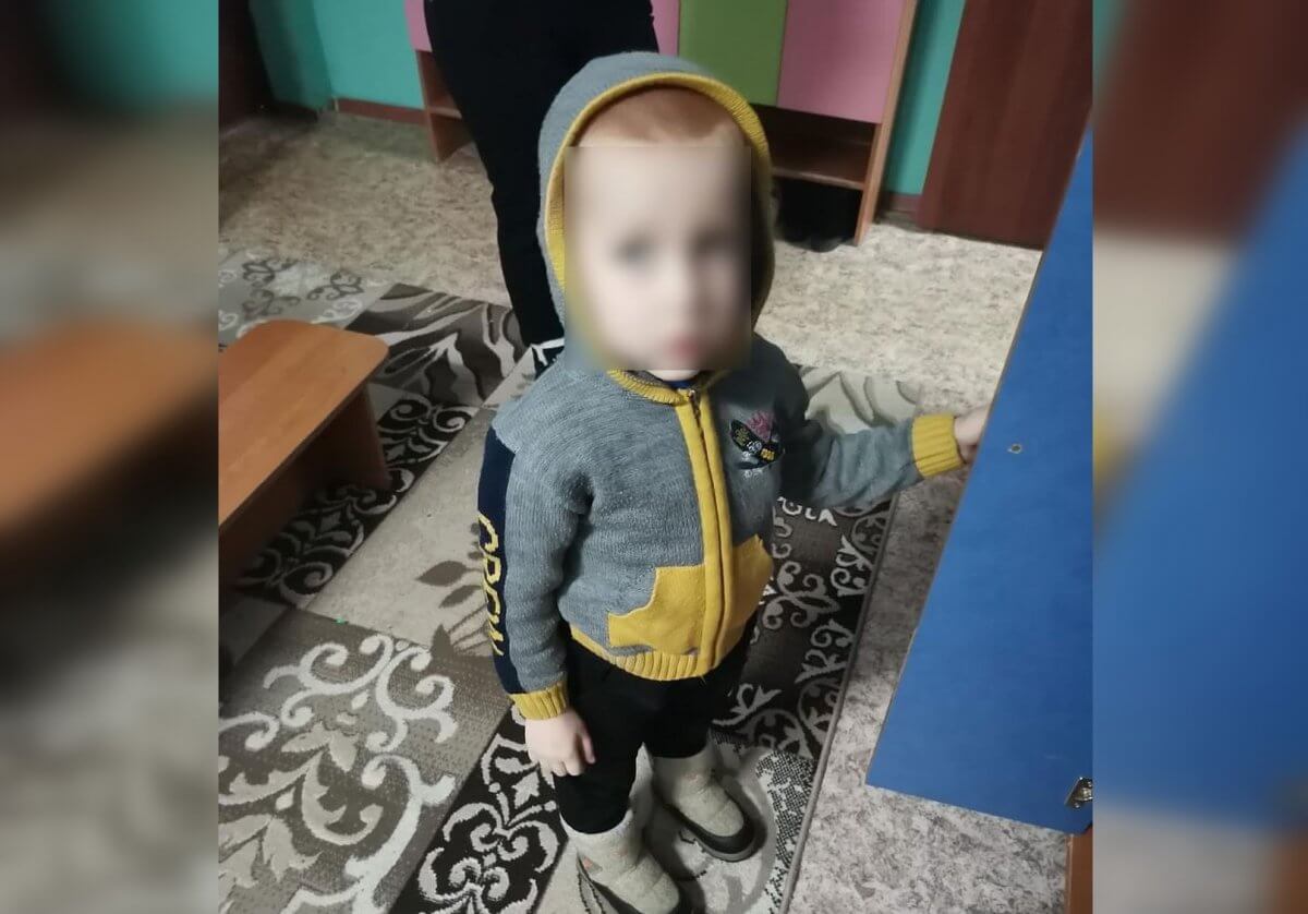 Дети ходят в сапогах из-за холода в детсаду поселка в Усть-Каменогорске