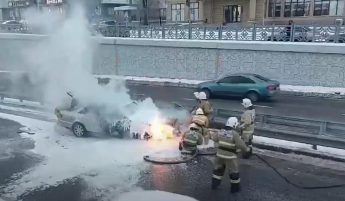 Автомобиль сгорел посреди дороги в Шымкенте (ВИДЕО)