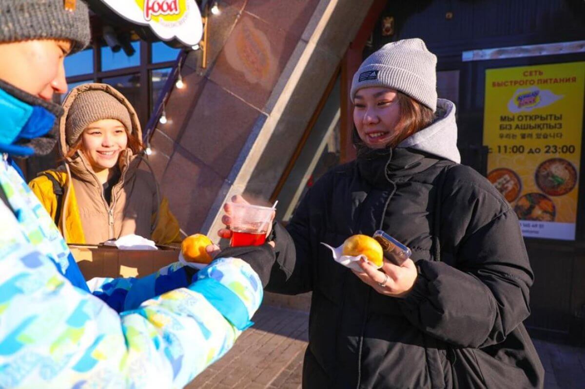 Волонтеры согревают астанчан горячим чаем с баурсаками
