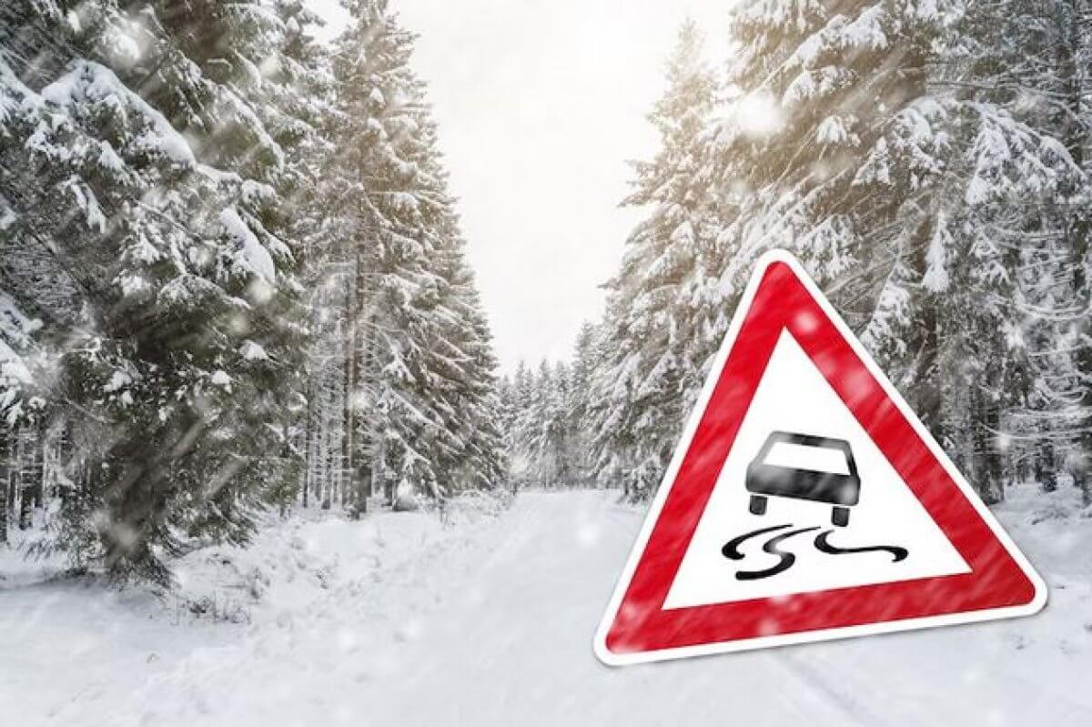 Движение ограничили на трех участках дорог в двух регионах РК