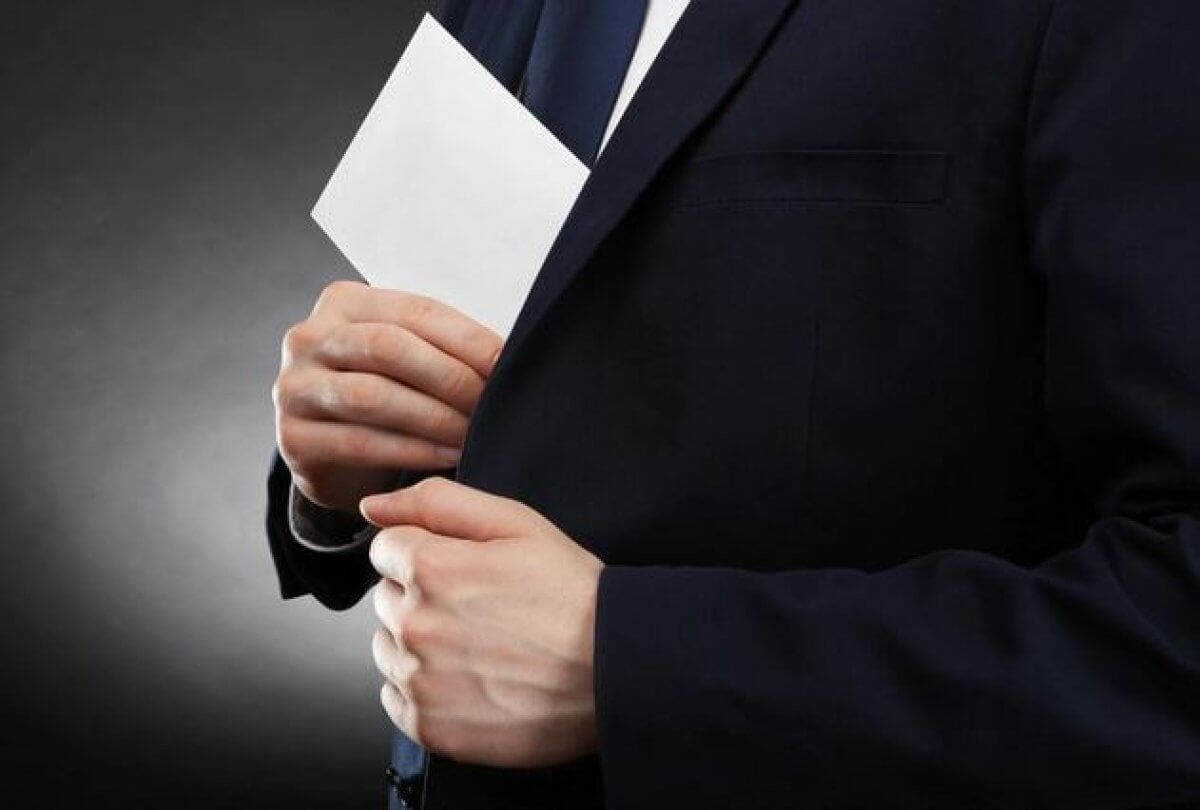 Экс-директора вечерней школы оштрафовали за взятку в Жанаозене