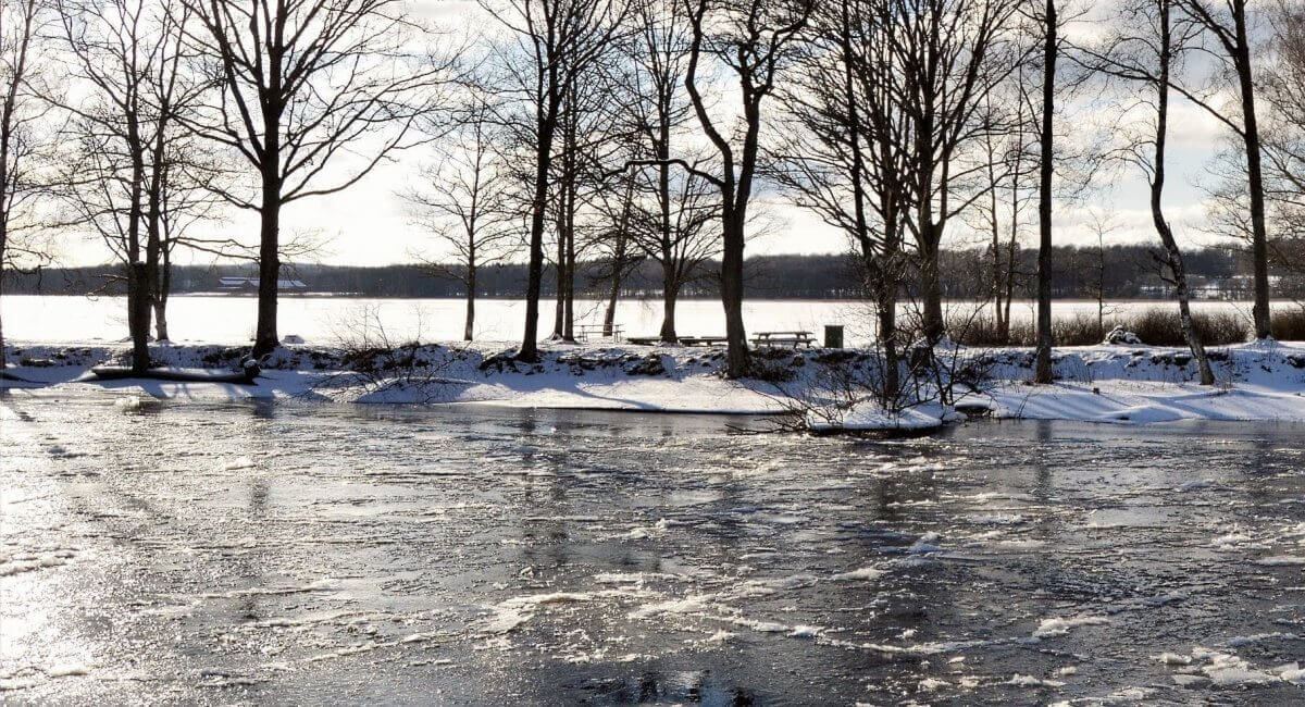 Провалившегося под лед мальчика ищут в Абайской области