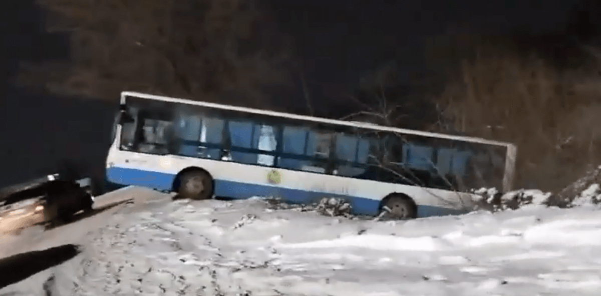 Автобус съехал в кювет в Актобе (ВИДЕО)