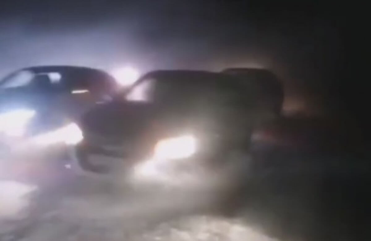 Полицейские ищут застрявшие в буране автомобили на трассах Карагандинской области