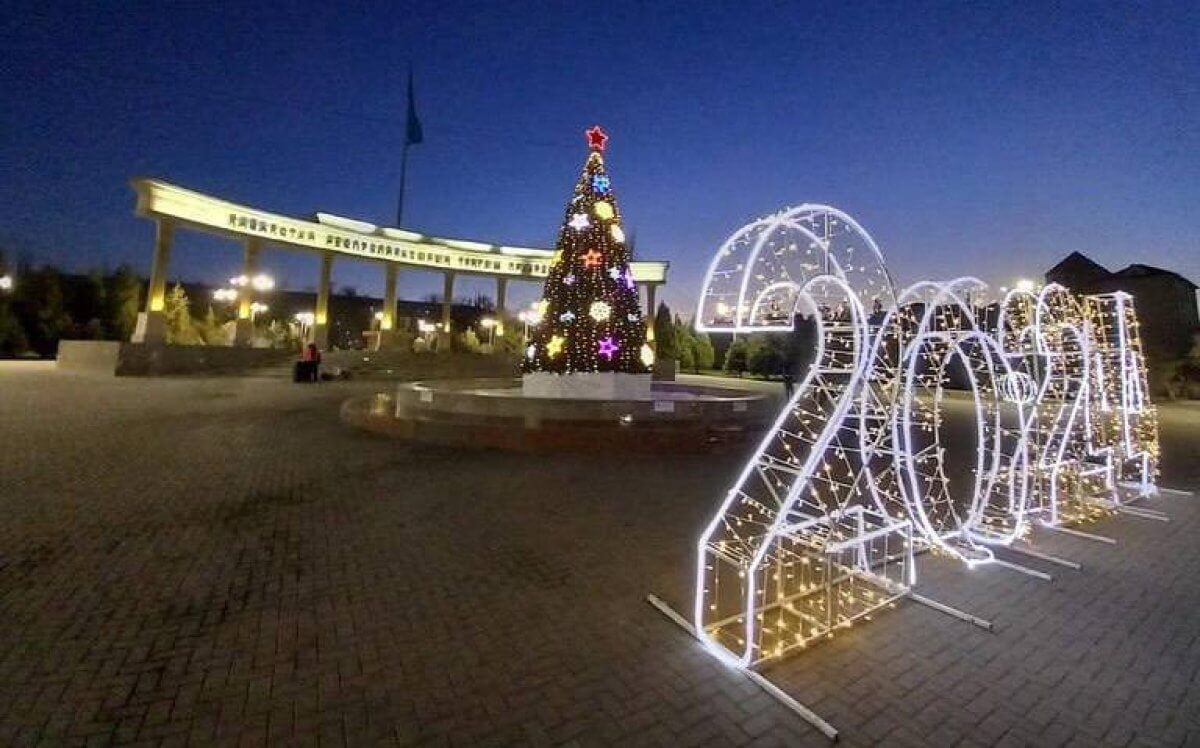 Сгоревшую елку восстановили в Таразе