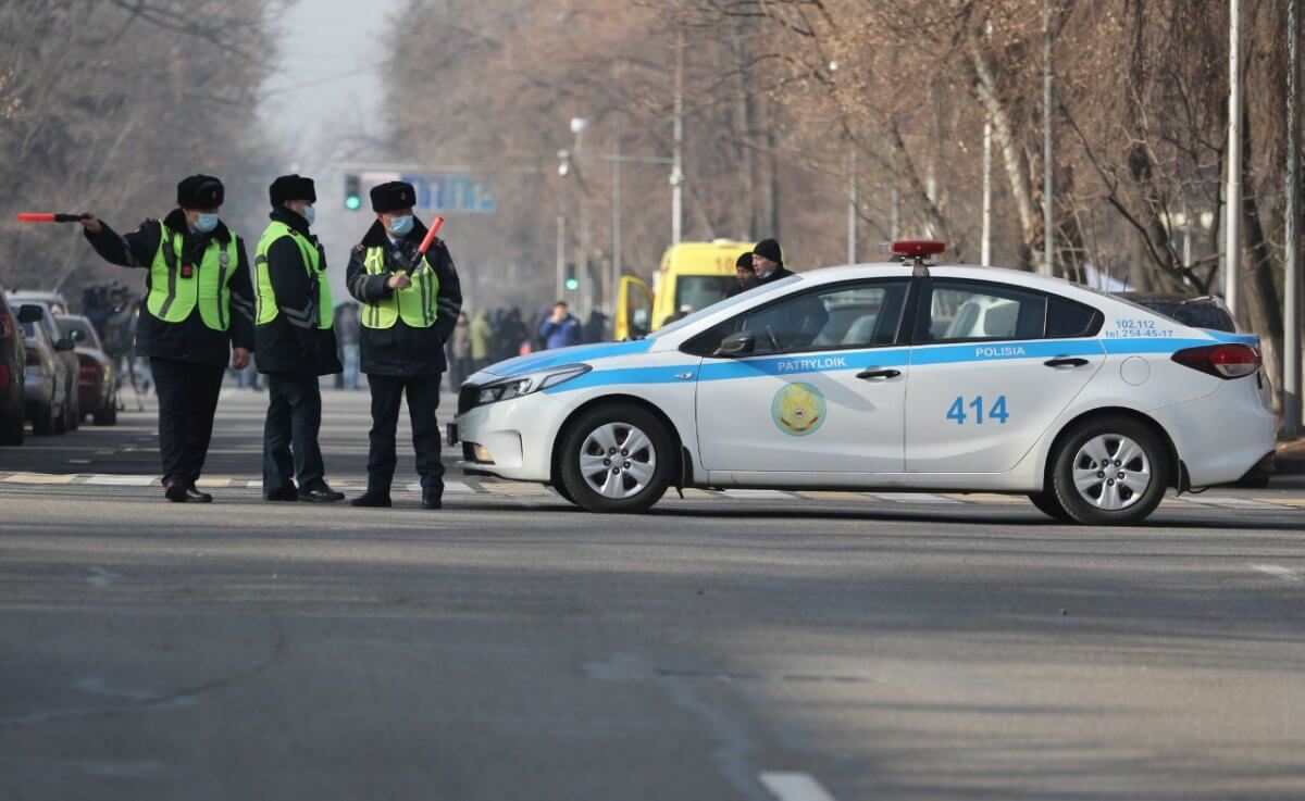 Полицейские довезли роженицу до больницы в новогоднюю ночь в Алматинской области (ВИДЕО)