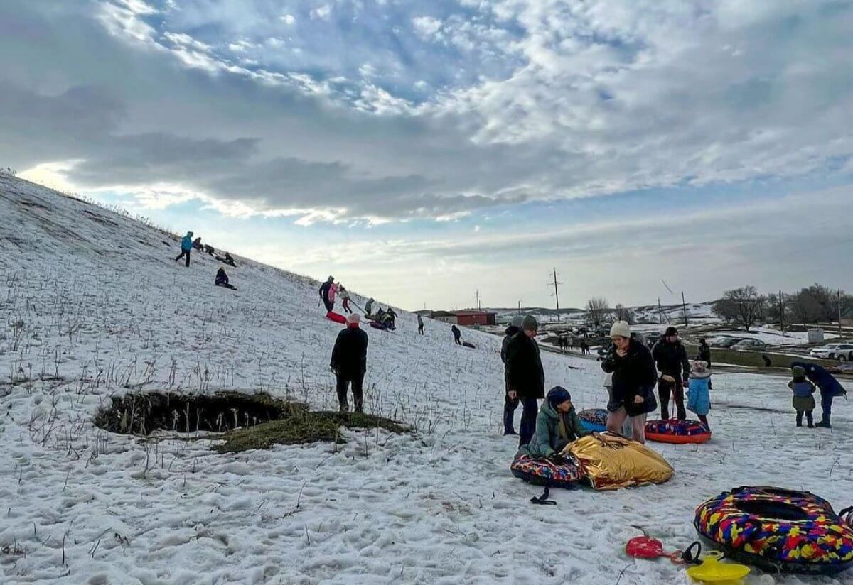 Мужчина с ребенком угодили в яму при спуске на горнолыжной базе в Жетысу