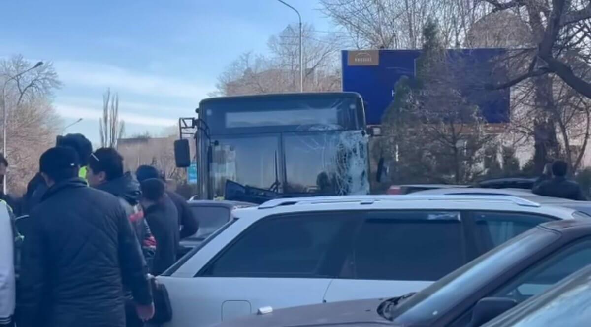 Автобус с пассажирами въехал в припаркованные авто в Таразе (ВИДЕО)