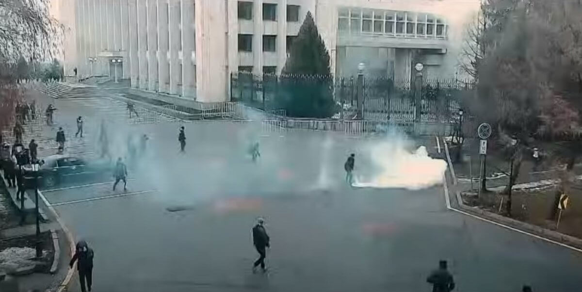 Радикальные лозунги, нападения на полицейских: в докфильме показали, как начался Қаңтар