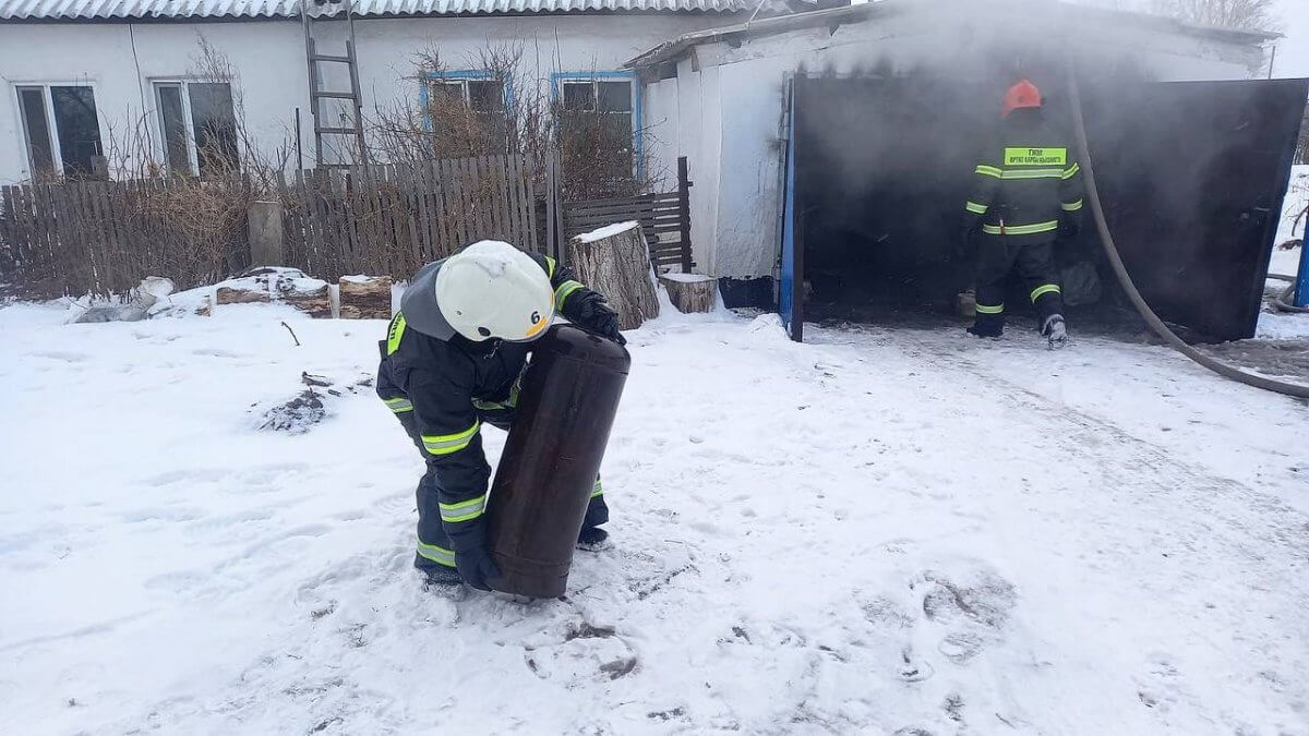 Взрыв баллона предотвратили пожарные Павлодарской области
