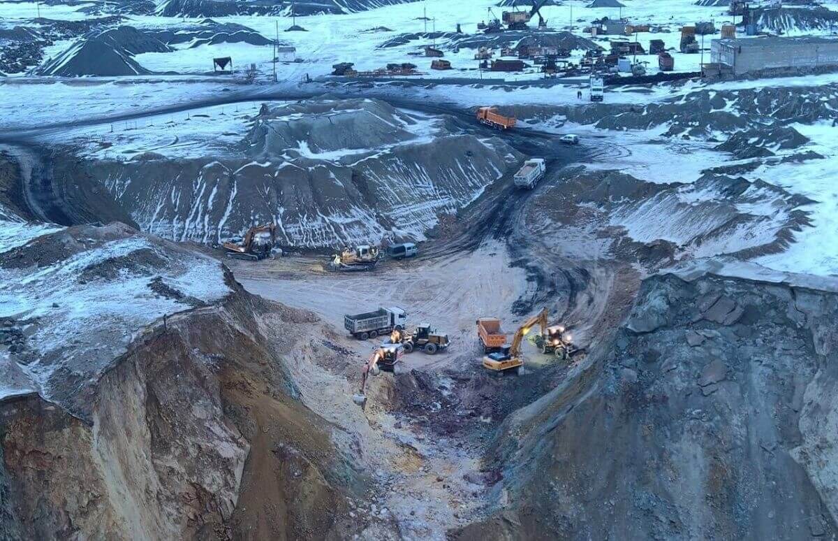 ЧП с автобусом на Майкаине: на дно воронки спустят спасателей