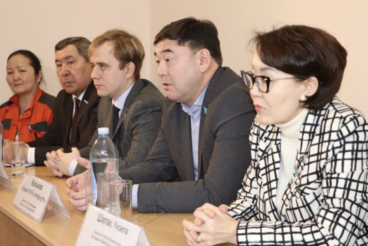 Мажилисмены встретились с коллективом завода по производству шахтного оборудования в Шахтинске