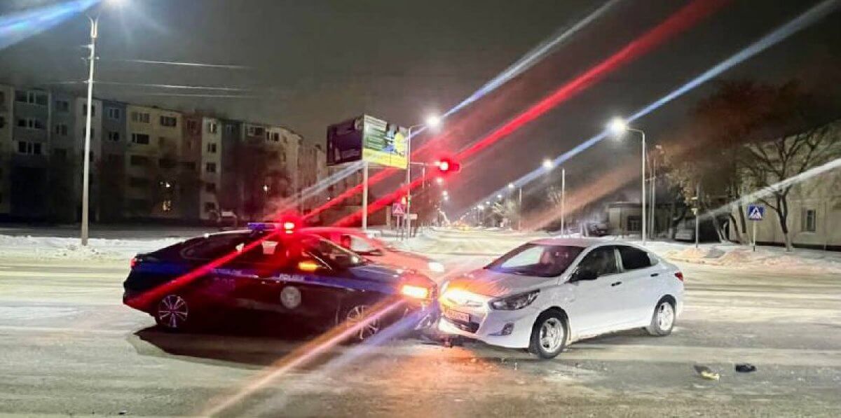 Таксист намеренно врезался в служебный автомобиль полицейских в Костанае