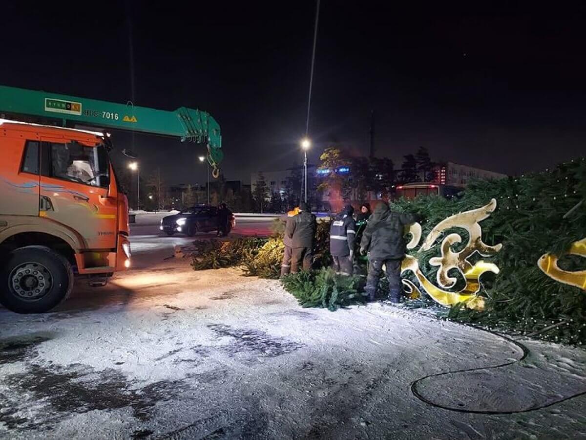 Что будет с упавшей елкой, рассказали в акимате Павлодара