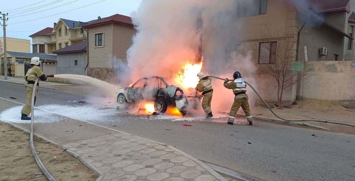 Автомобиль взорвался на улице в Актау (ВИДЕО)