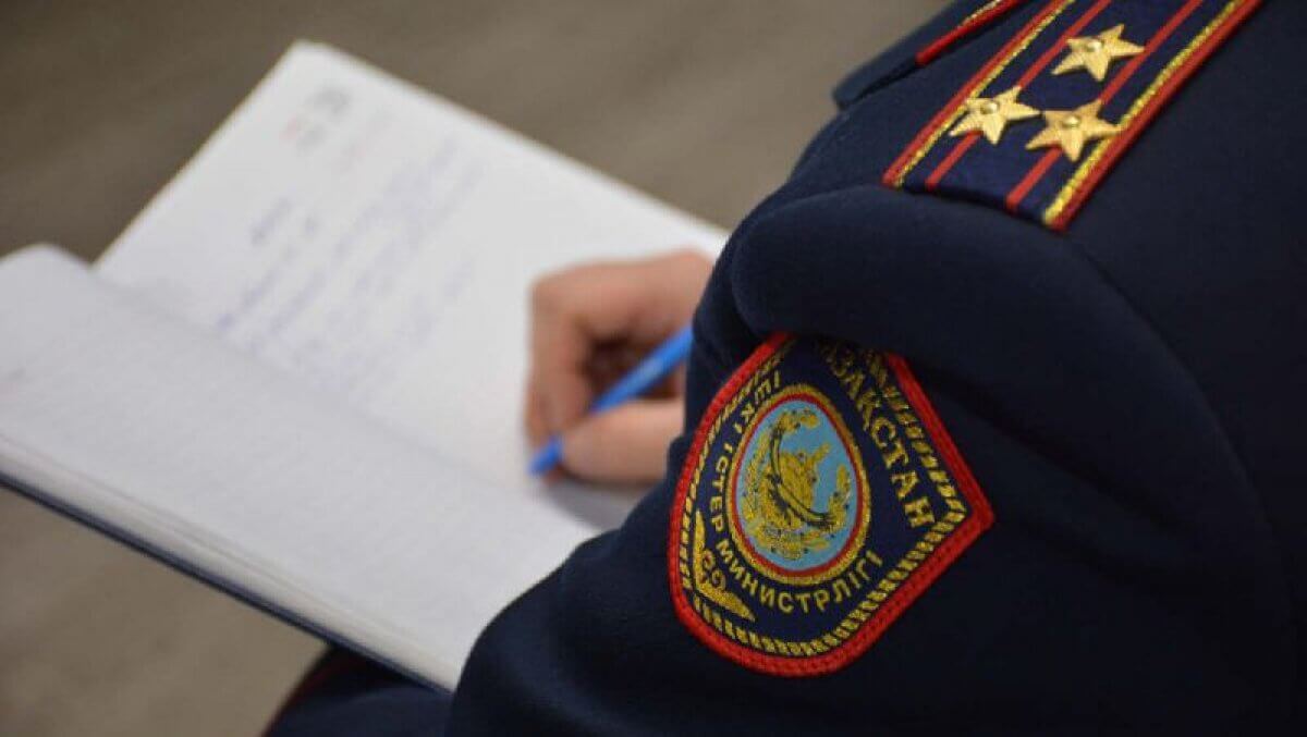 Алкоголь, курение и приставания: полиция Шымкента проехала в общественном транспорте города