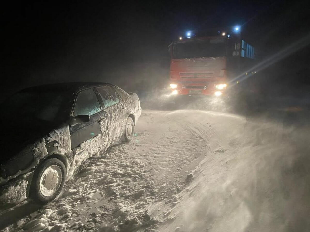 56 человек эвакуировали с автотрасс карагандинские спасатели