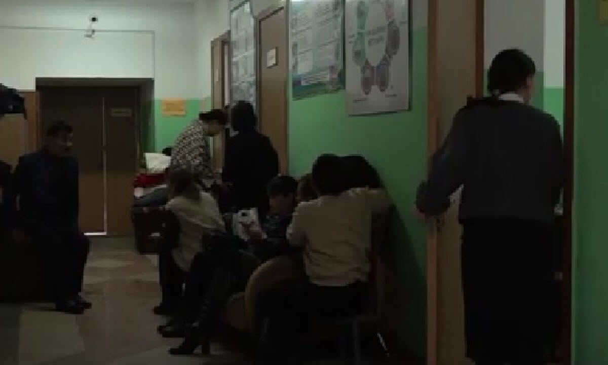 Переодеваются вне раздевалок: в сложных условиях работает школа в Алматинской области