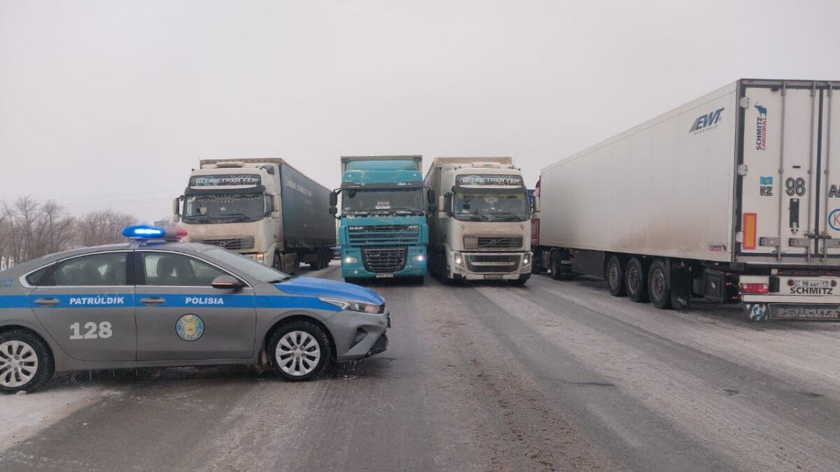 Десятки автомобилей застряли на трассе в ЗКО (ВИДЕО)