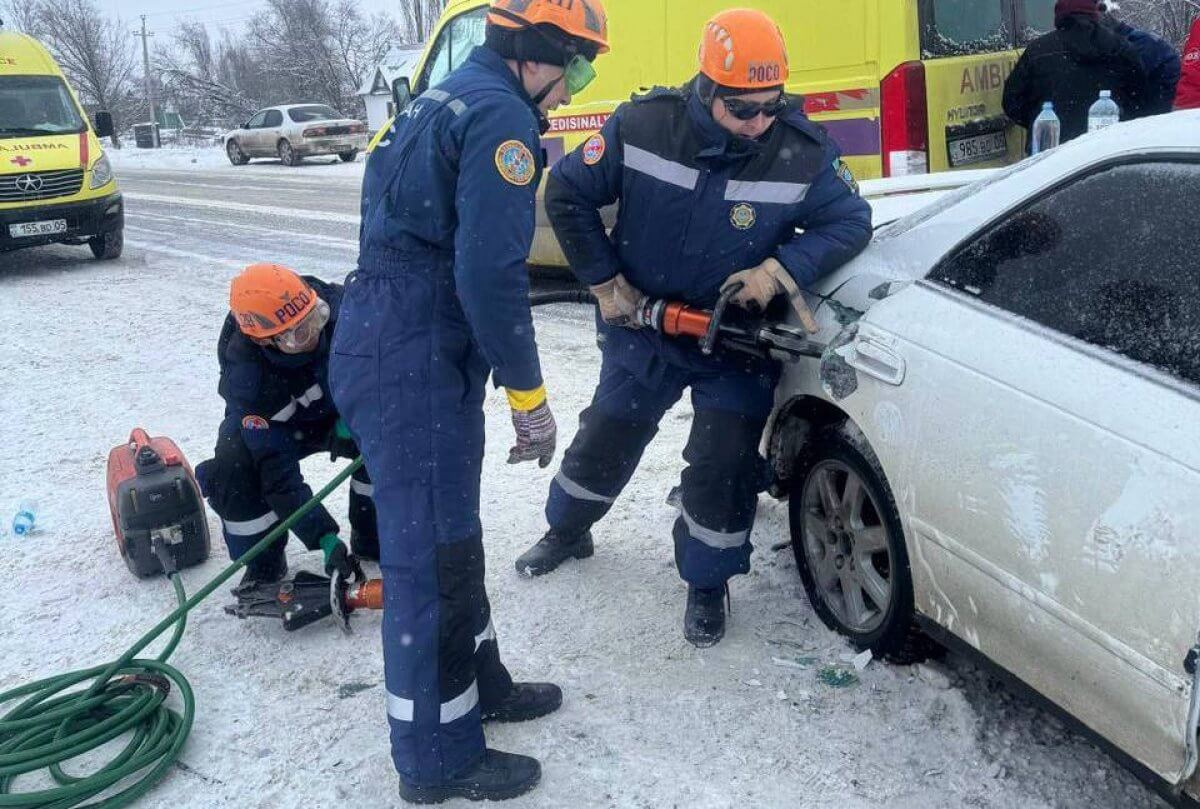 Трех человек зажало в машине после ДТП близ Алматы