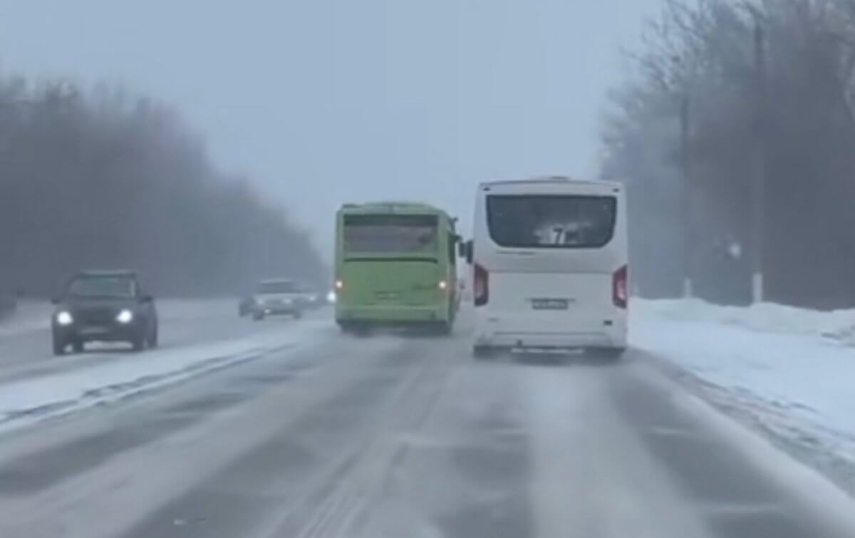 Два автобуса устроили гонки на дороге в Уральске (ВИДЕО)