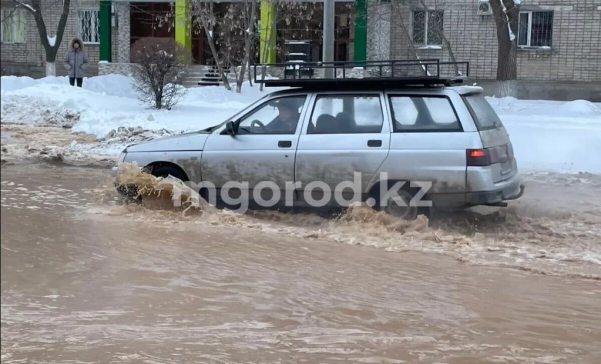 Две улицы затопило из-за аварии в Уральске