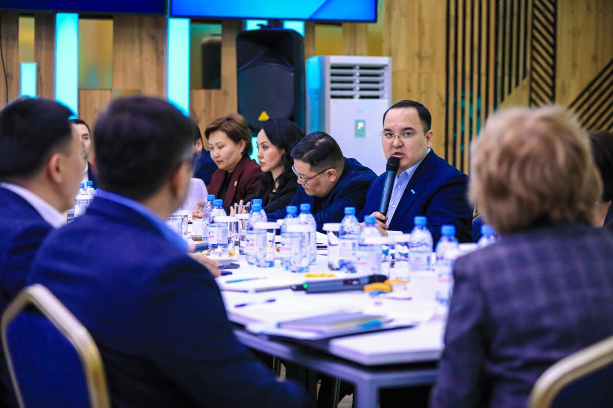 Прогнозы на 2024 год обсудили эксперты на партийной площадке TALQYLAU