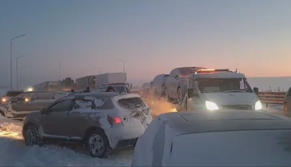 Автобус и 16 легковушек столкнулись на трассе в Карагандинской области