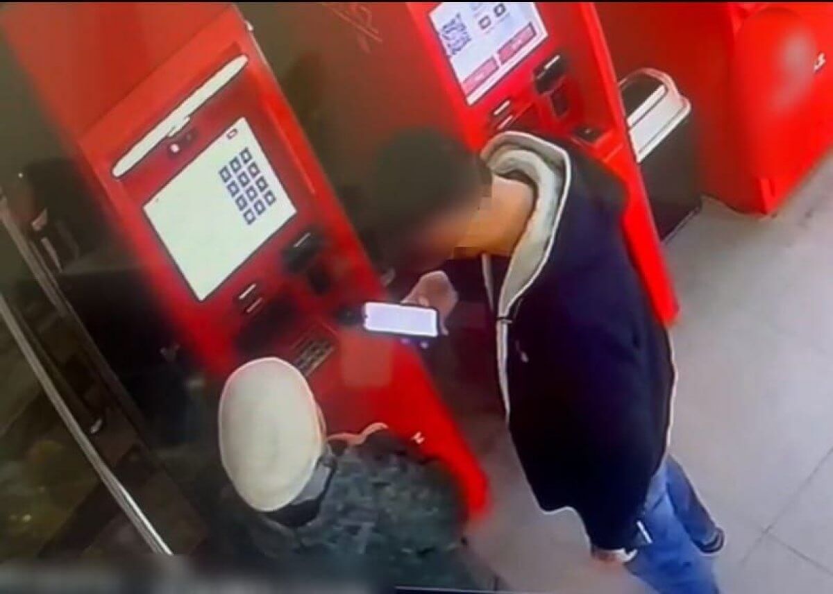 Мужчина в Туркестане снимал деньги с банковских карт людей