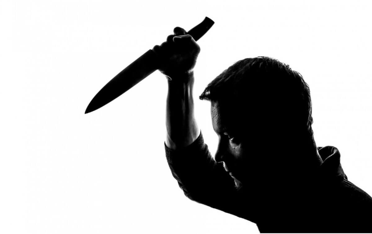 Пьяный мужчина с ножом пытался убить парня и девушку в Мангистауской области