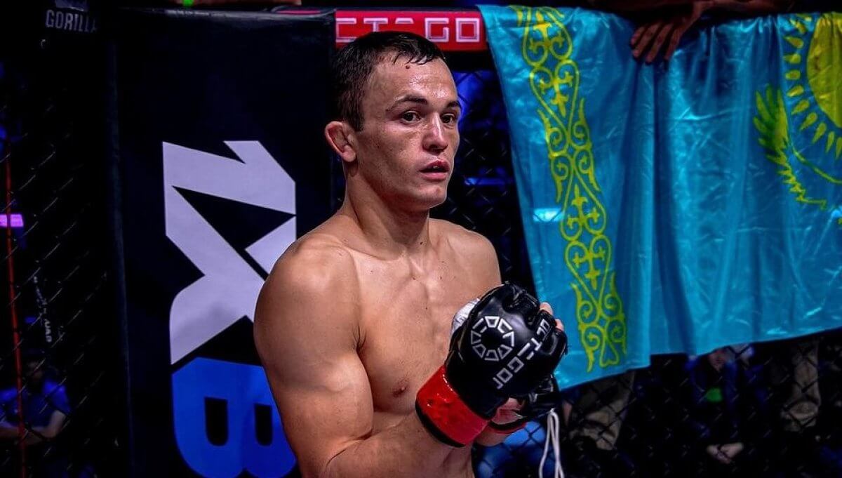Боец из Казахстана подписал контракт с UFC