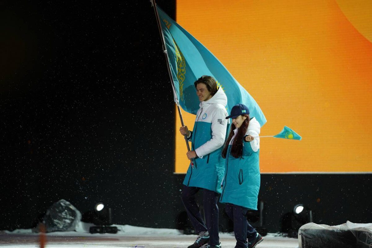 Берик Боранбаев и Мерей Тастемир вынесли флаг Казахстана на стадионе в Южной Корее