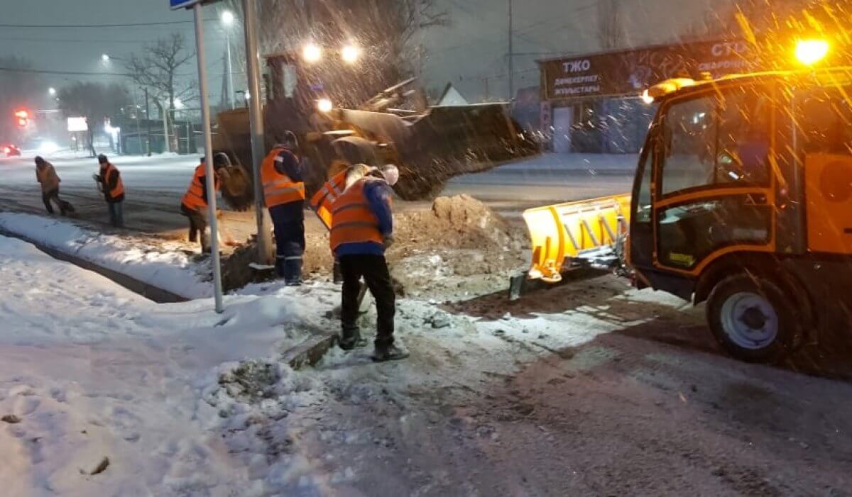 В Алматы выпало 10 см снега: бригады расчищают дороги