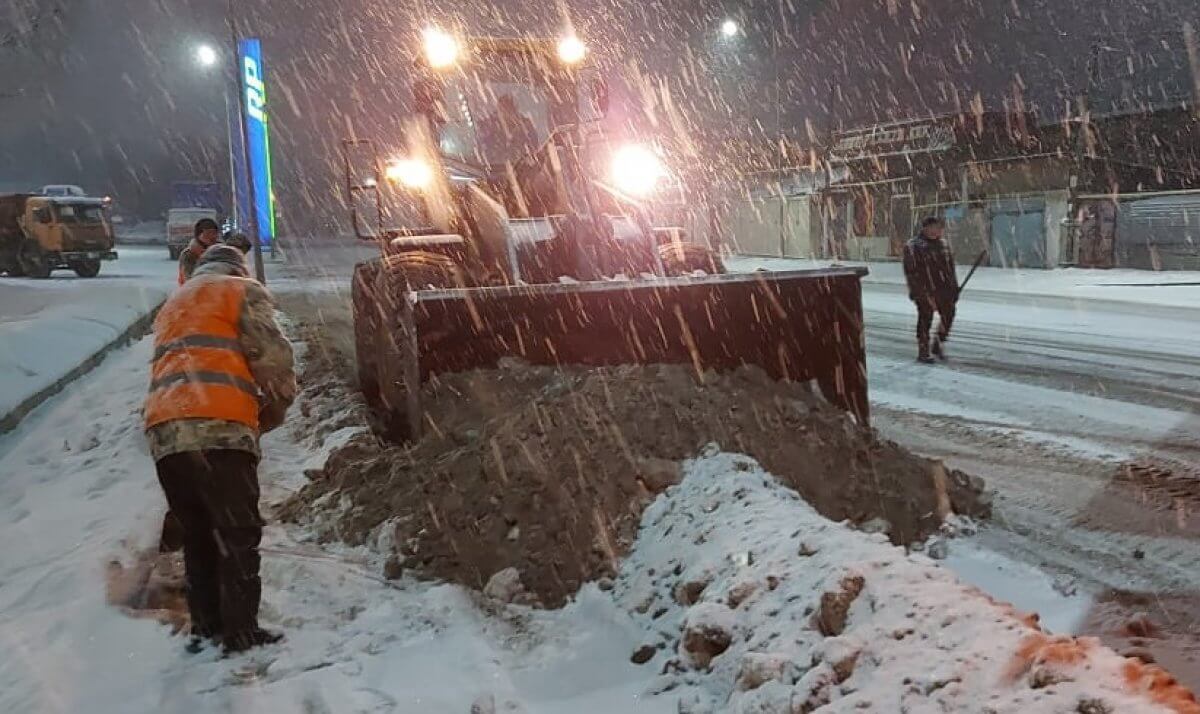 Снежная стихия парализовала сотни машин на трассах Жамбылской области