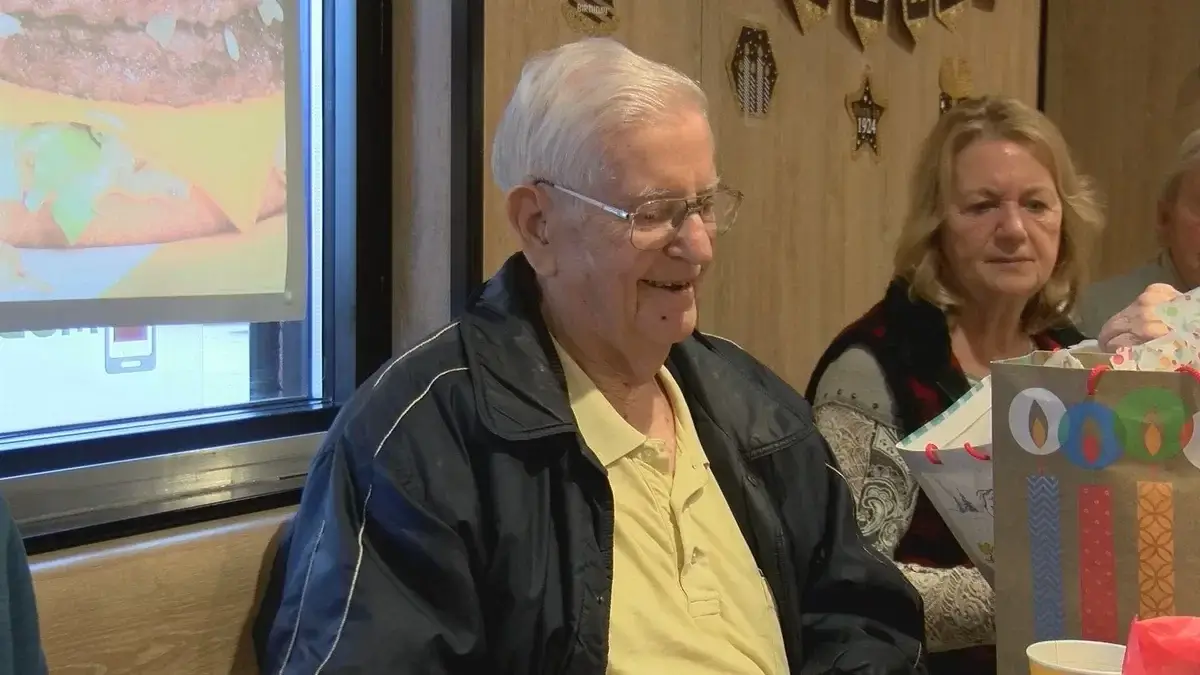 Мужчина, который ест в McDonald's каждый день, отпраздновал 100-летие