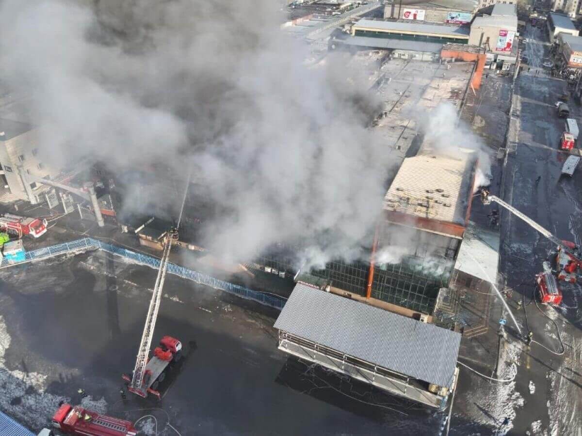 Пожар на рынке в Семее: частично обрушена кровля здания