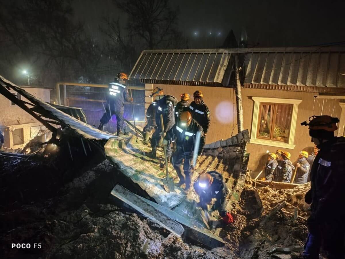 Оползень сошел в горах Алматы, повредив жилые дома