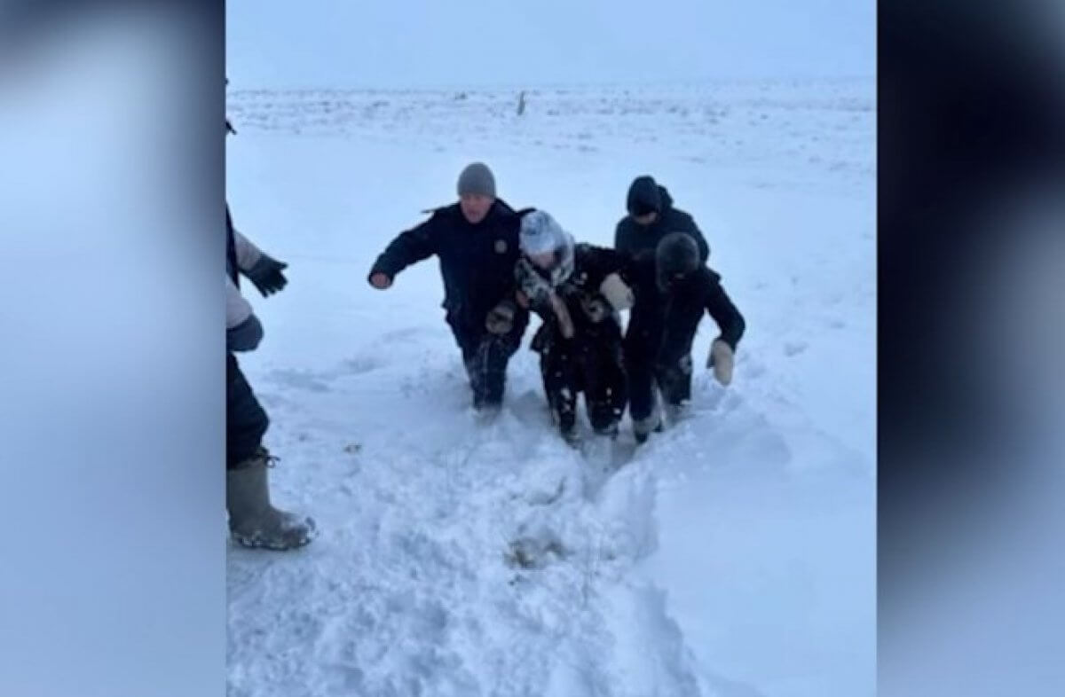 Женщина и ребенок застряли в степи Карагандинской области (ВИДЕО)