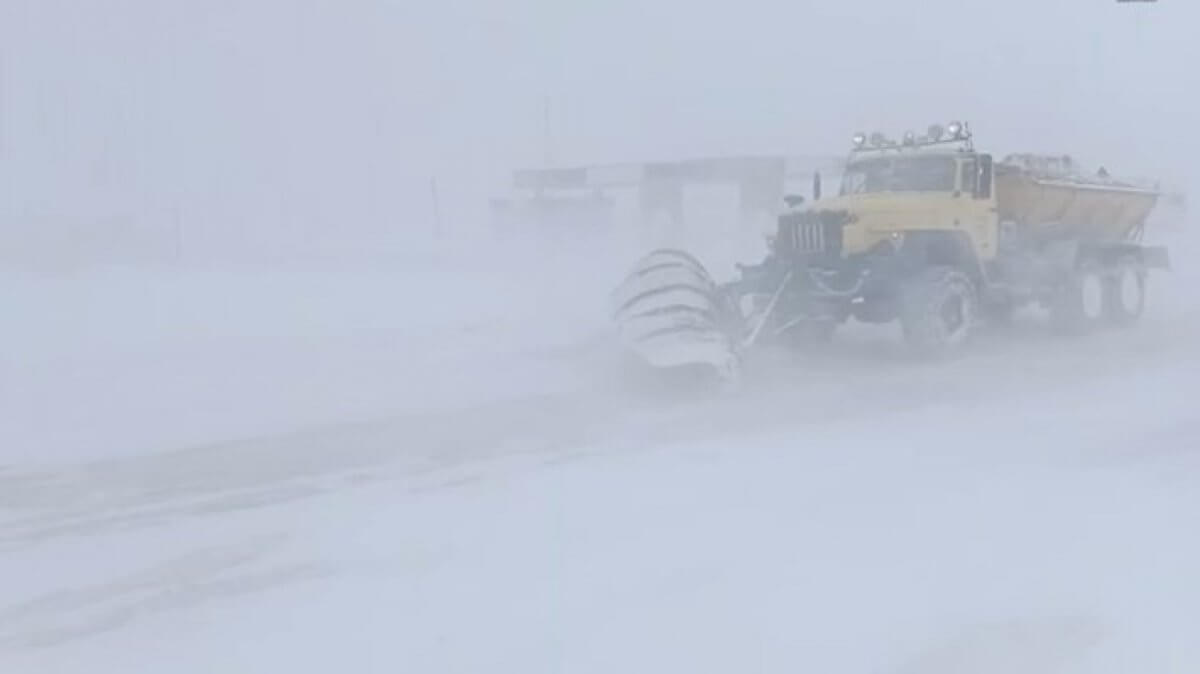 Дороги закрыли в 11 регионах Казахстана