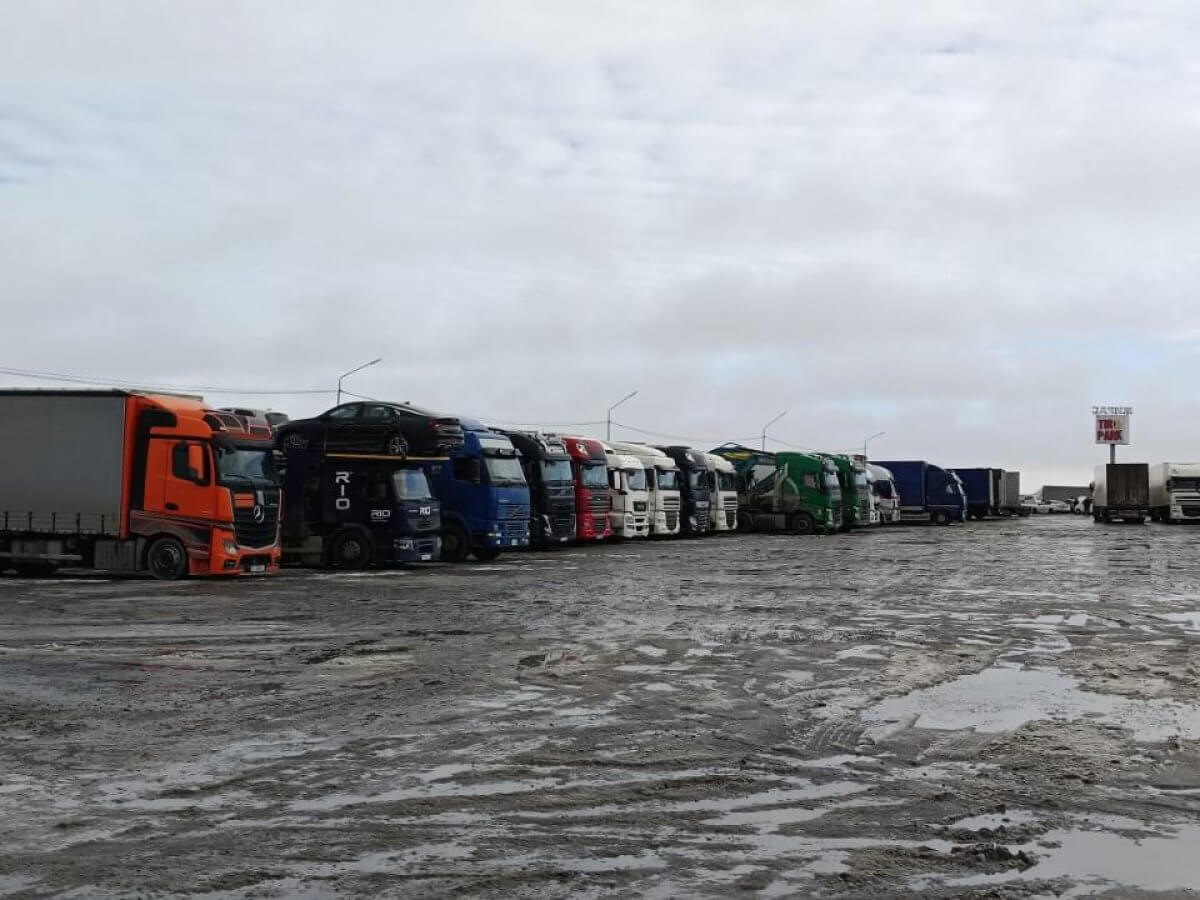 Около тысячи человек застряли на трассе в Кызылординской области