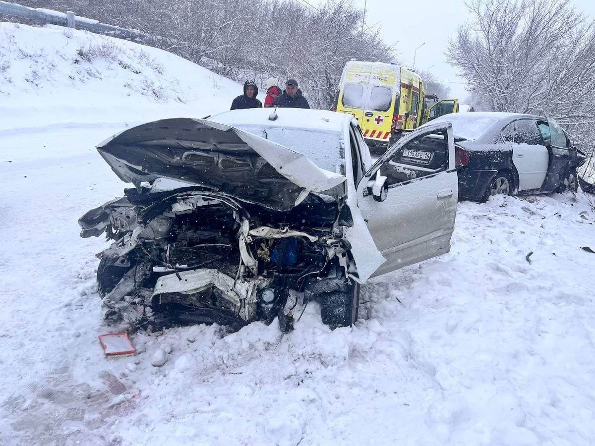 Женщина застряла в машине после аварии в Усть-Каменогорске