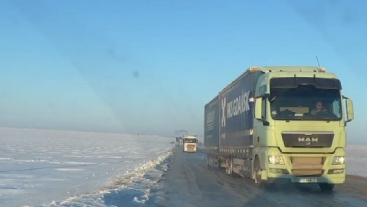 Водителей большегрузов обвинили в блокировке движения на трассе Самара – Шымкент
