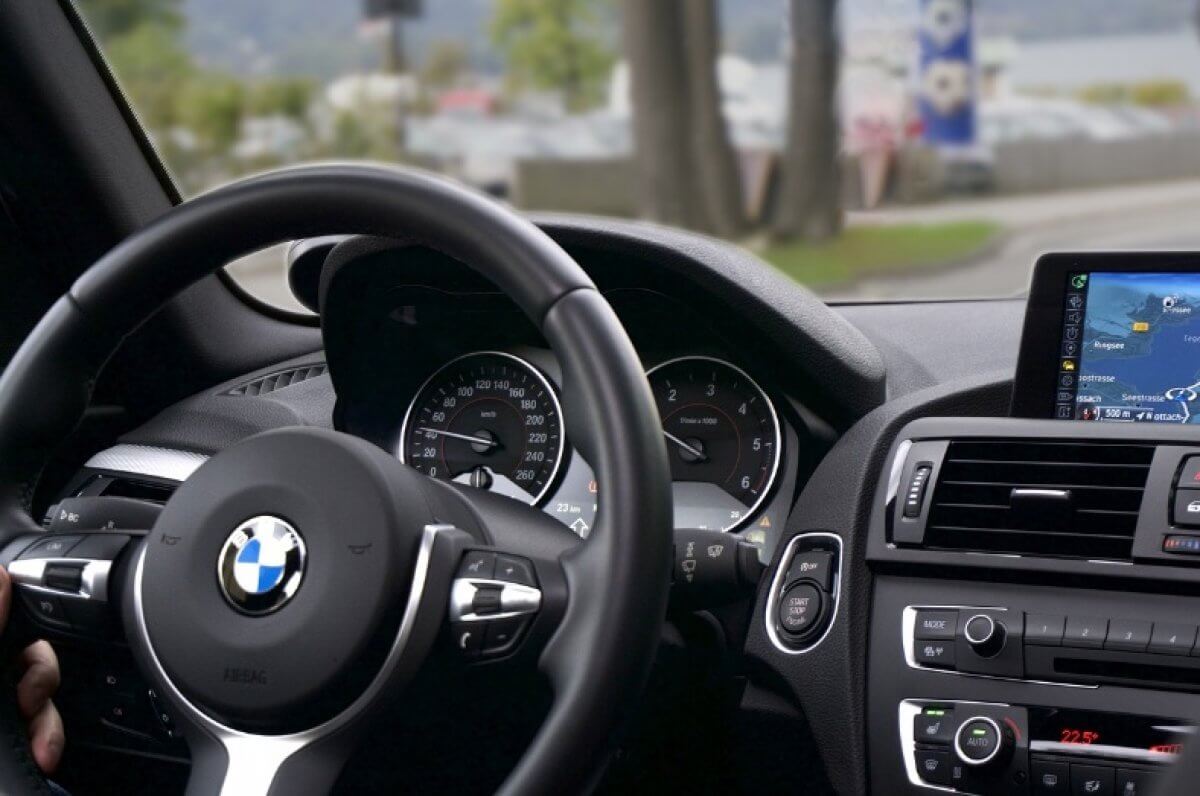 Давние друзья катались по Шымкенту на автомобилях-двойниках. Один из них лишился прав