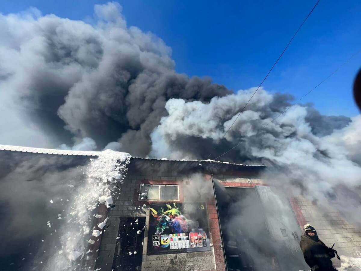 Крупный склад загорелся в Алматы