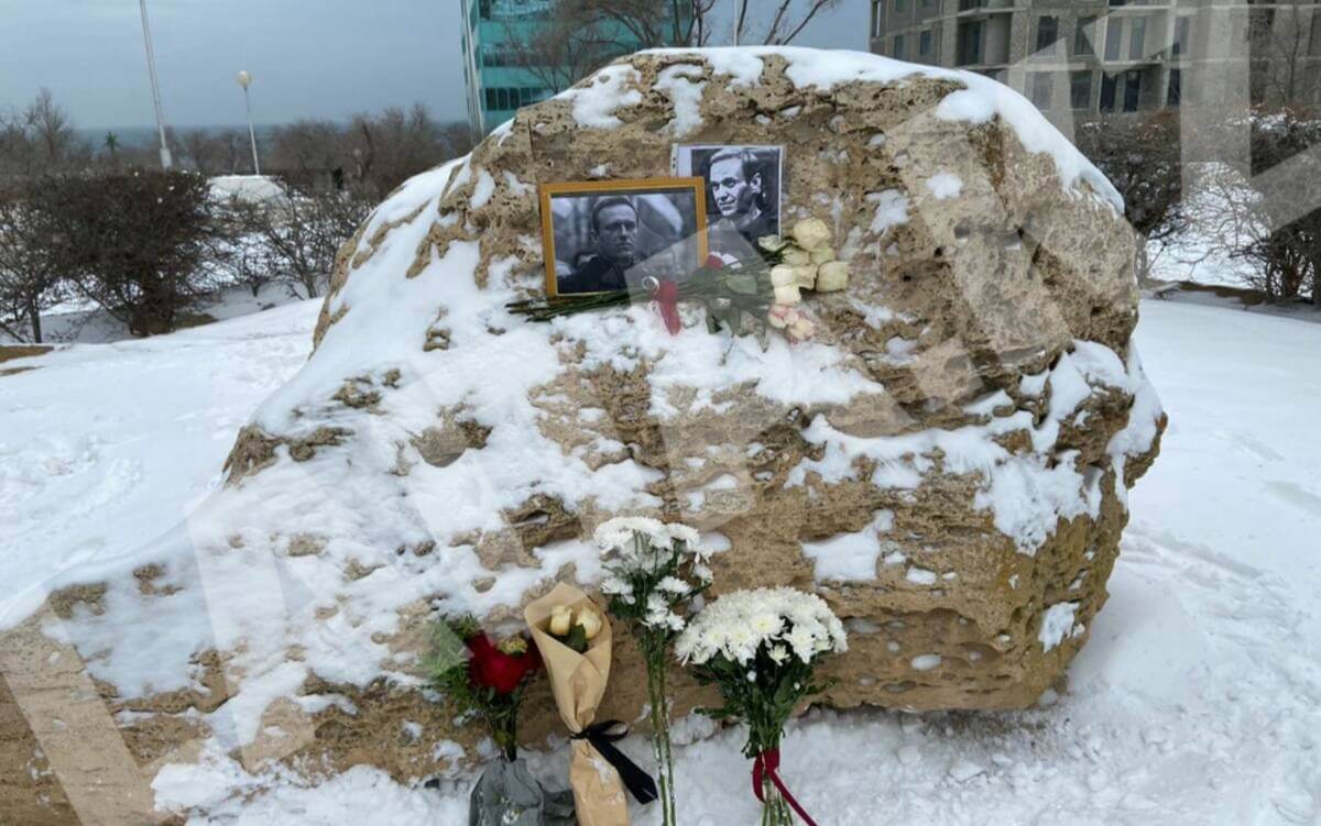 В Актау появился импровизированный мемориал Навальному