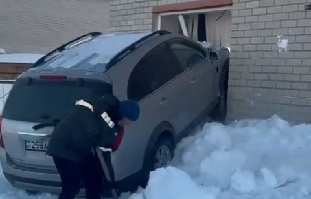 Машина врезалась в дом в Актюбинской области (ВИДЕО)