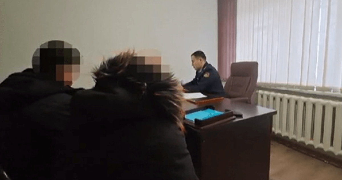 Младенца оставили на улице в Караганде: подозреваемых задержали