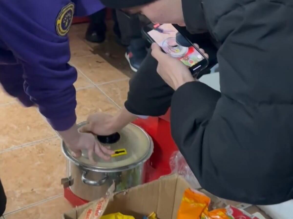 Активистов заперли в одном из магазинов Алматы во время рейда